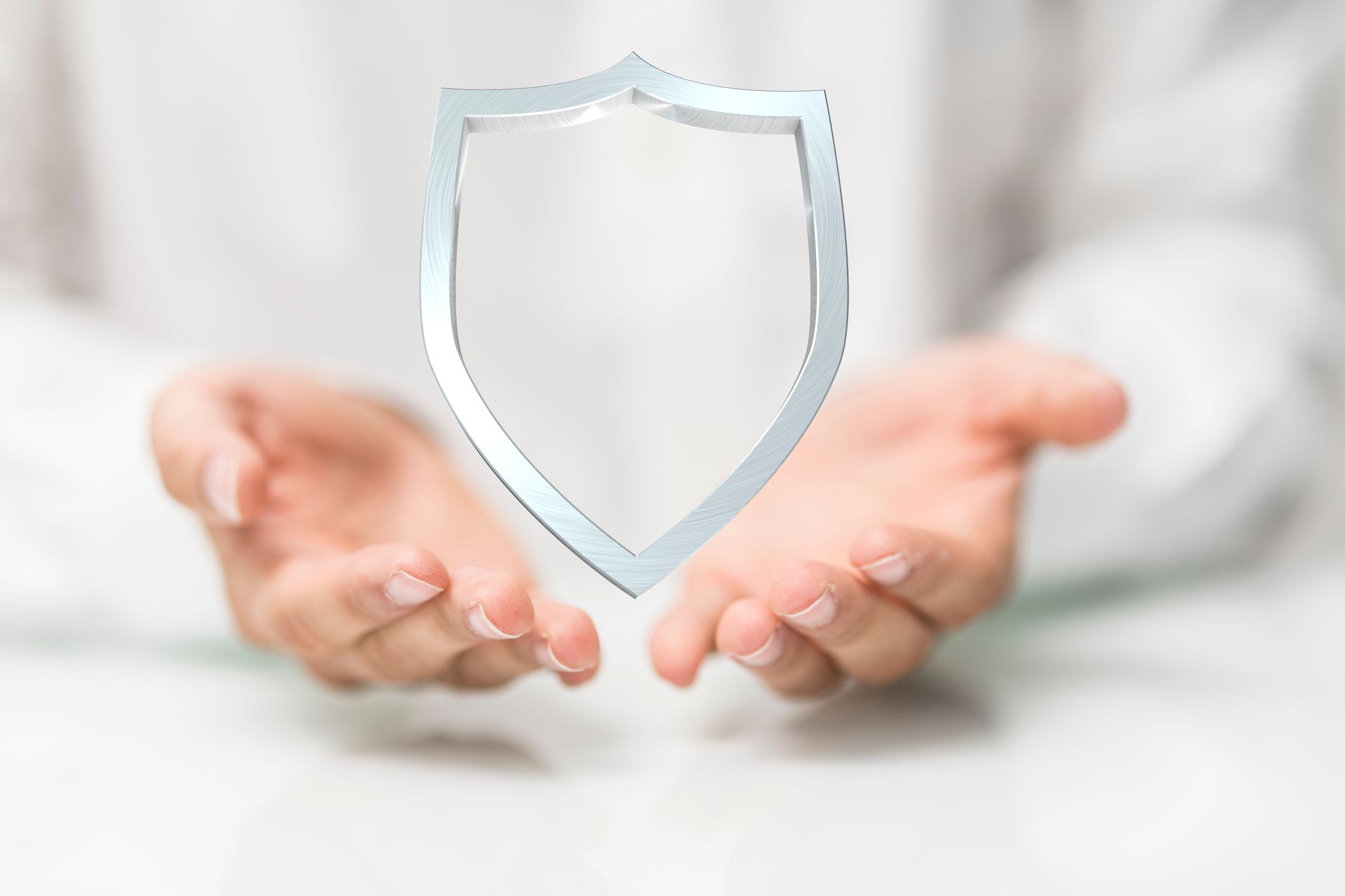 Les mains jointes, tenant un bouclier argenté flottant.