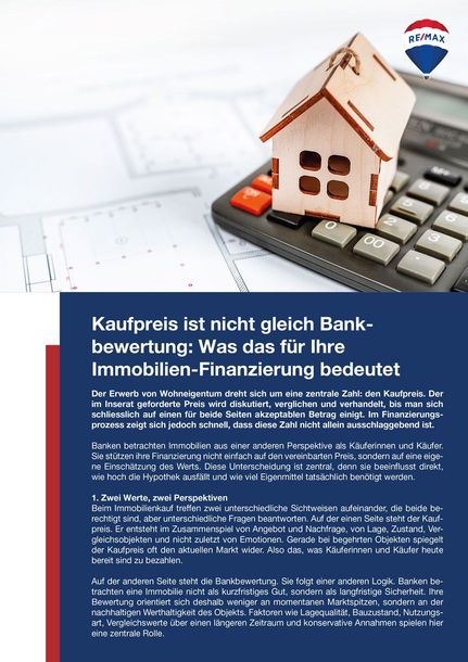 RE/MAX-Flyer mit Text zur Hausfinanzierung. Ein kleines Holzhaus steht auf einem Taschenrechner. Der Text enthält die Überschrift: „Der Kaufpreis entspricht nicht dem Bankwert.“