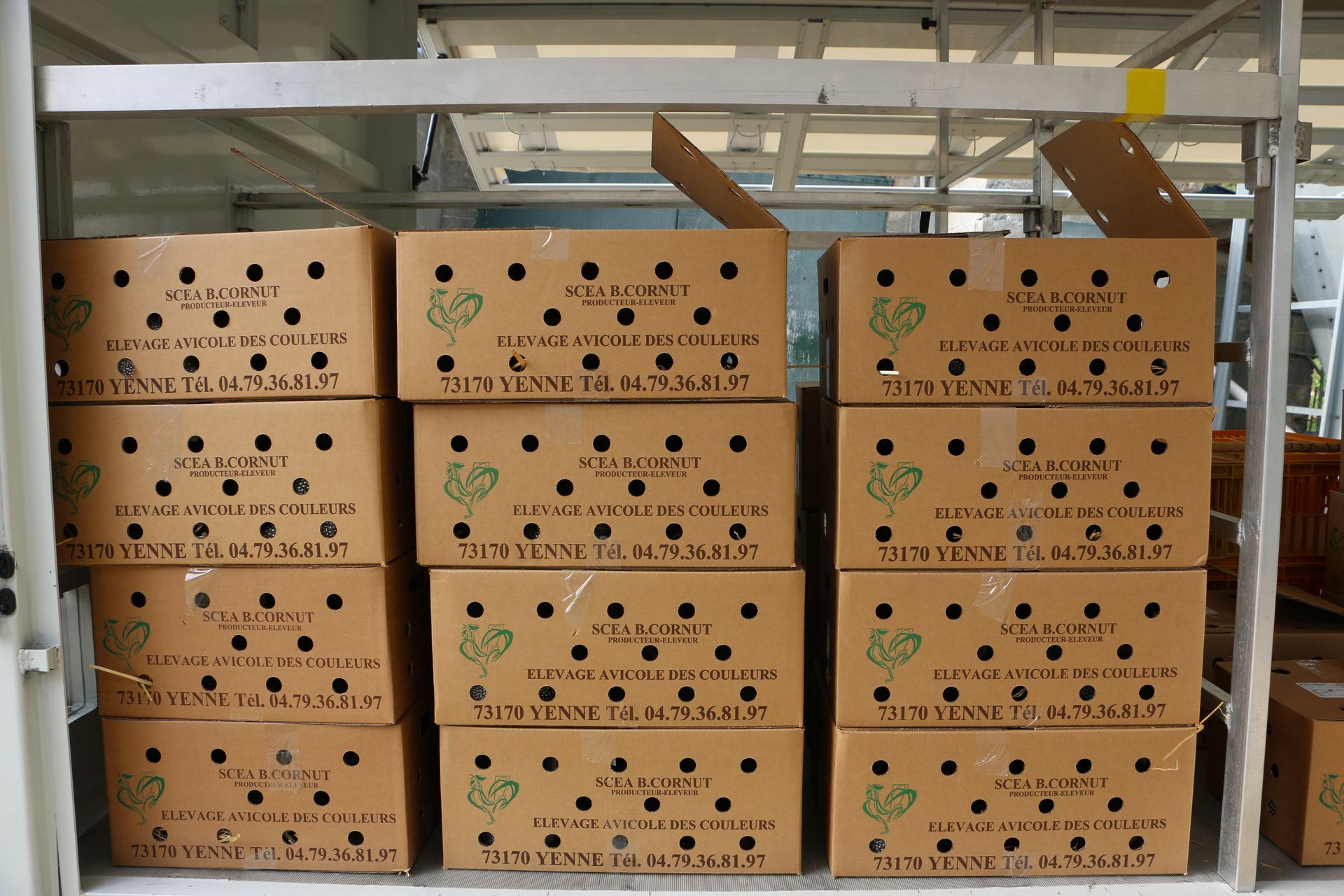 Des cartons.