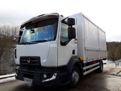 Un camion blanc.