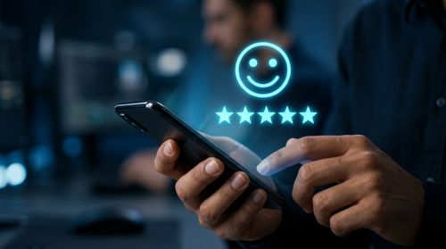 Un téléphone, des étoiles et un smiley.