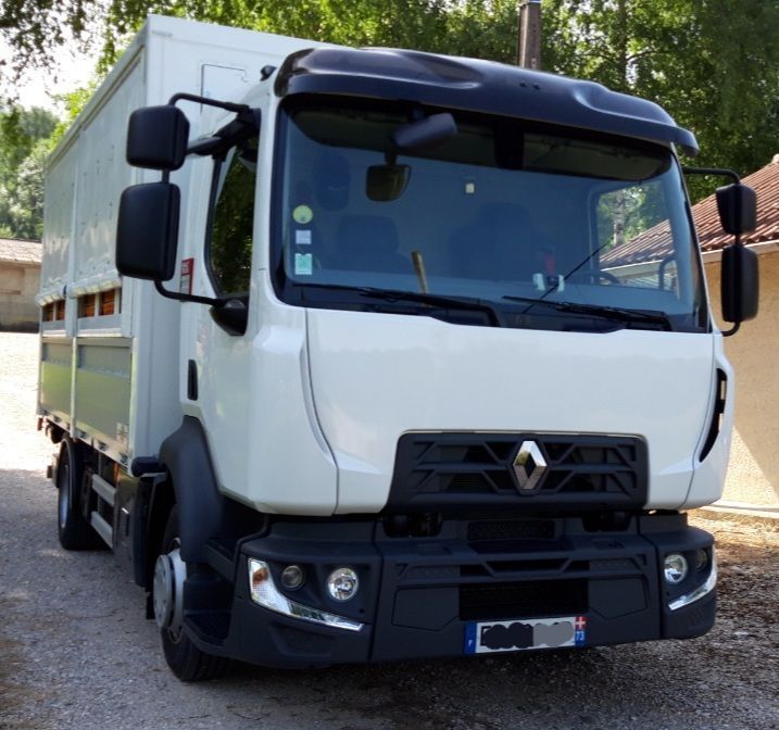 Un camion blanc.