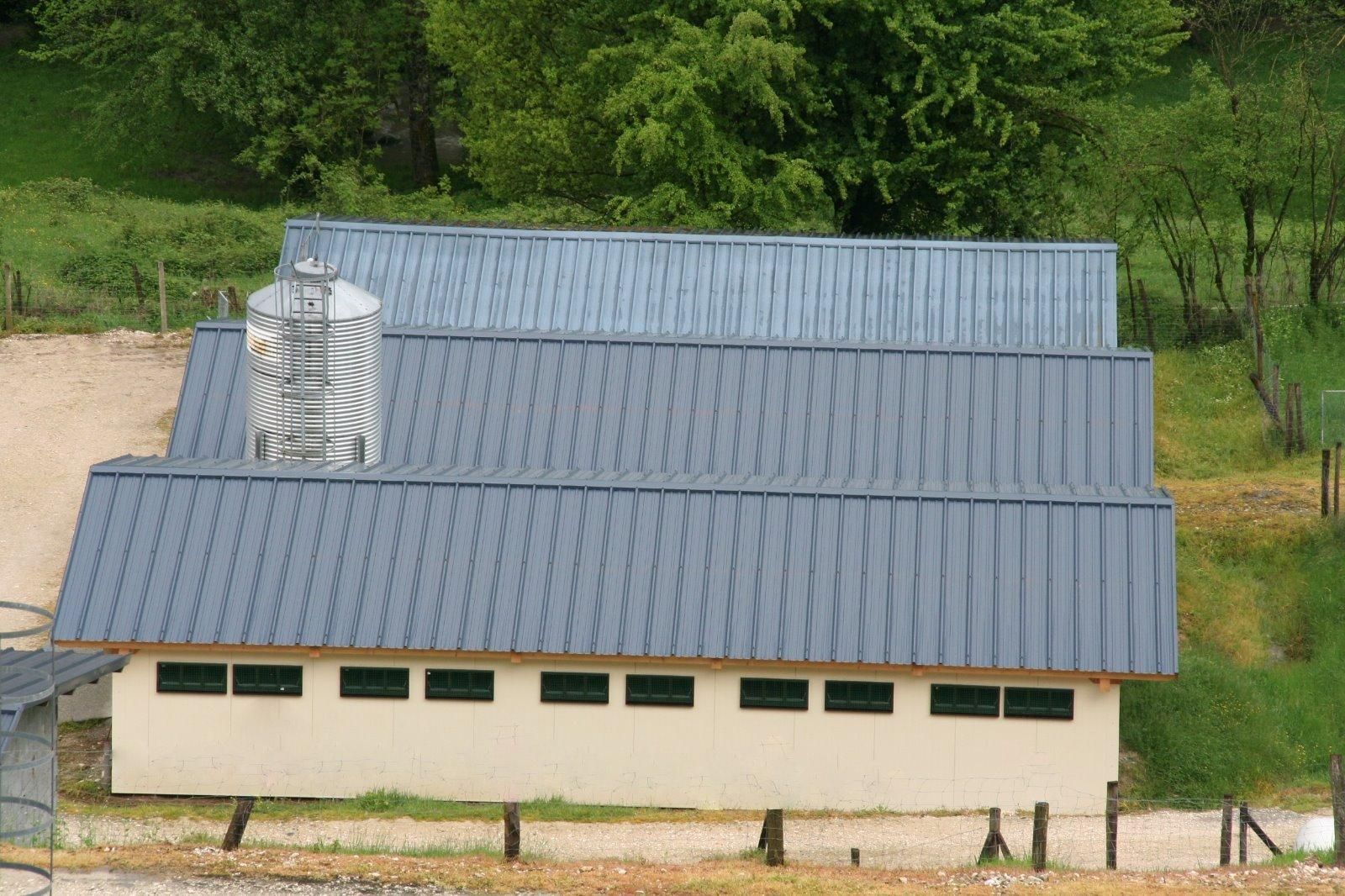 Un bâtiment avicole.