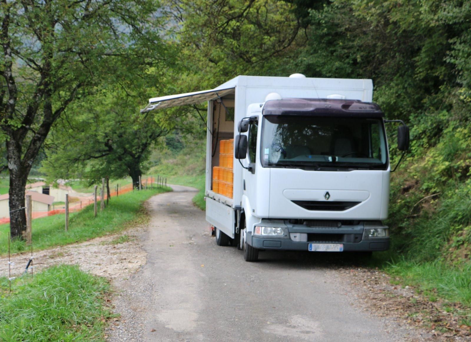 Un camion blanc ouvert.