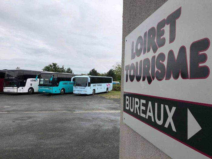 Siège social de l'entreprise Loiret Tourisme avec vue sur les bus garés