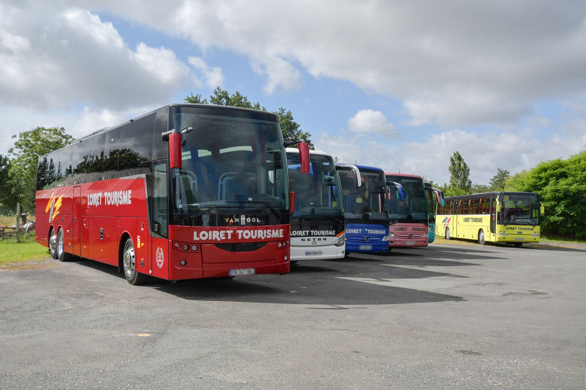 Bus garés en ligne sur un parking