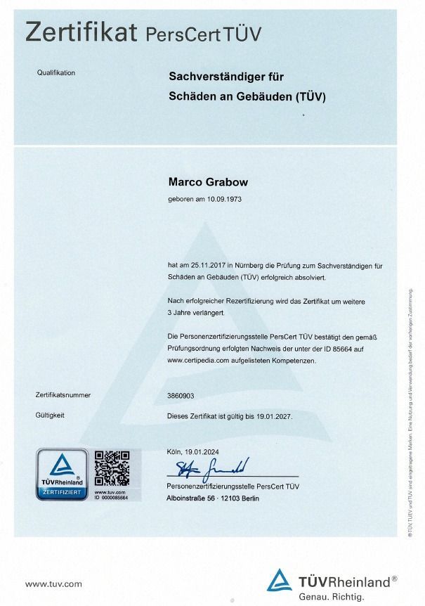 Ein Zertifikat mit der Aufschrift „Zertifikat Perscert TÜV“ steht auf weißem Hintergrund.