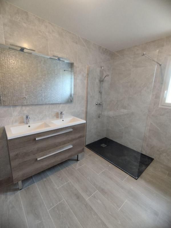 Salle de bains moderne dans les tons gris et beiges