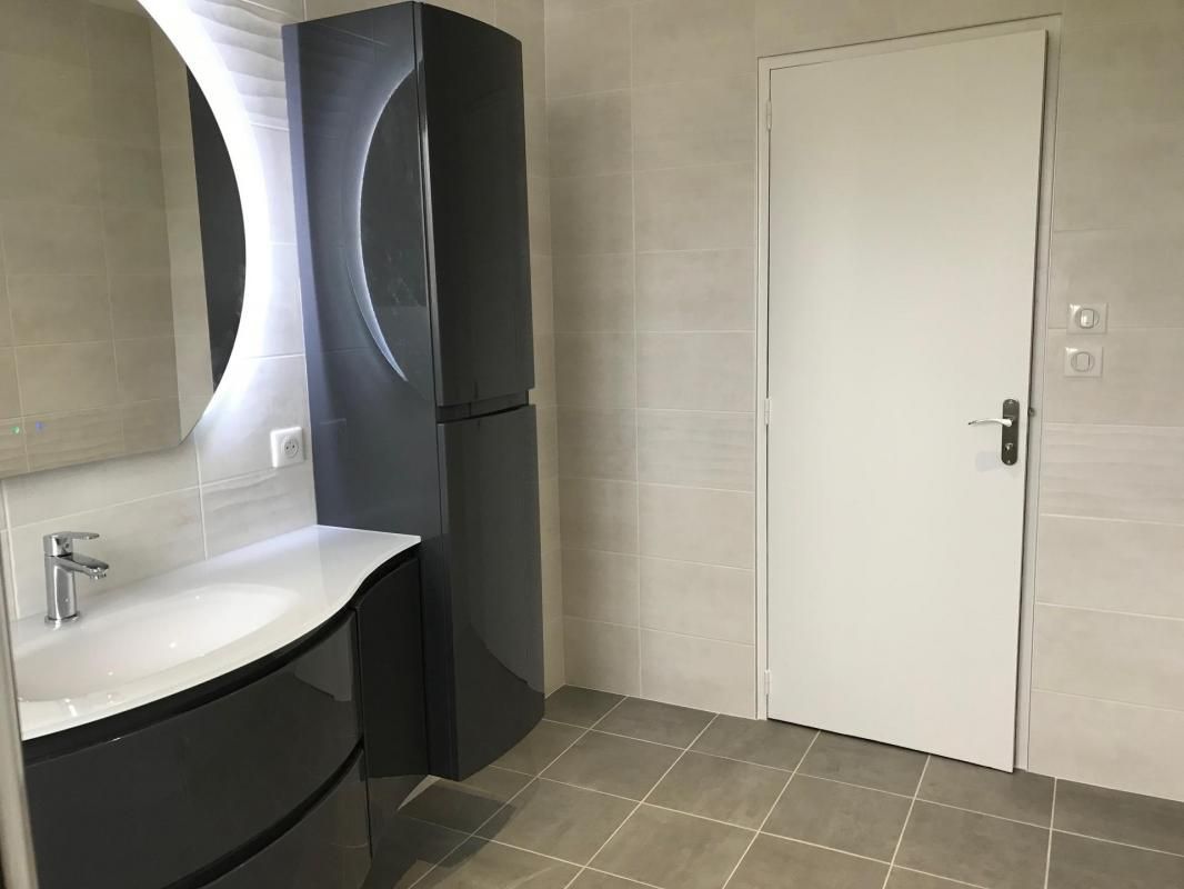 Salle de bains rénovée avec miroir éclairage Led