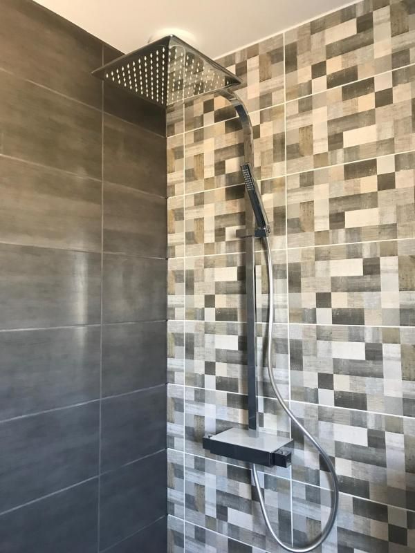 Douche à l'italienne avec mosaïque grise et beige