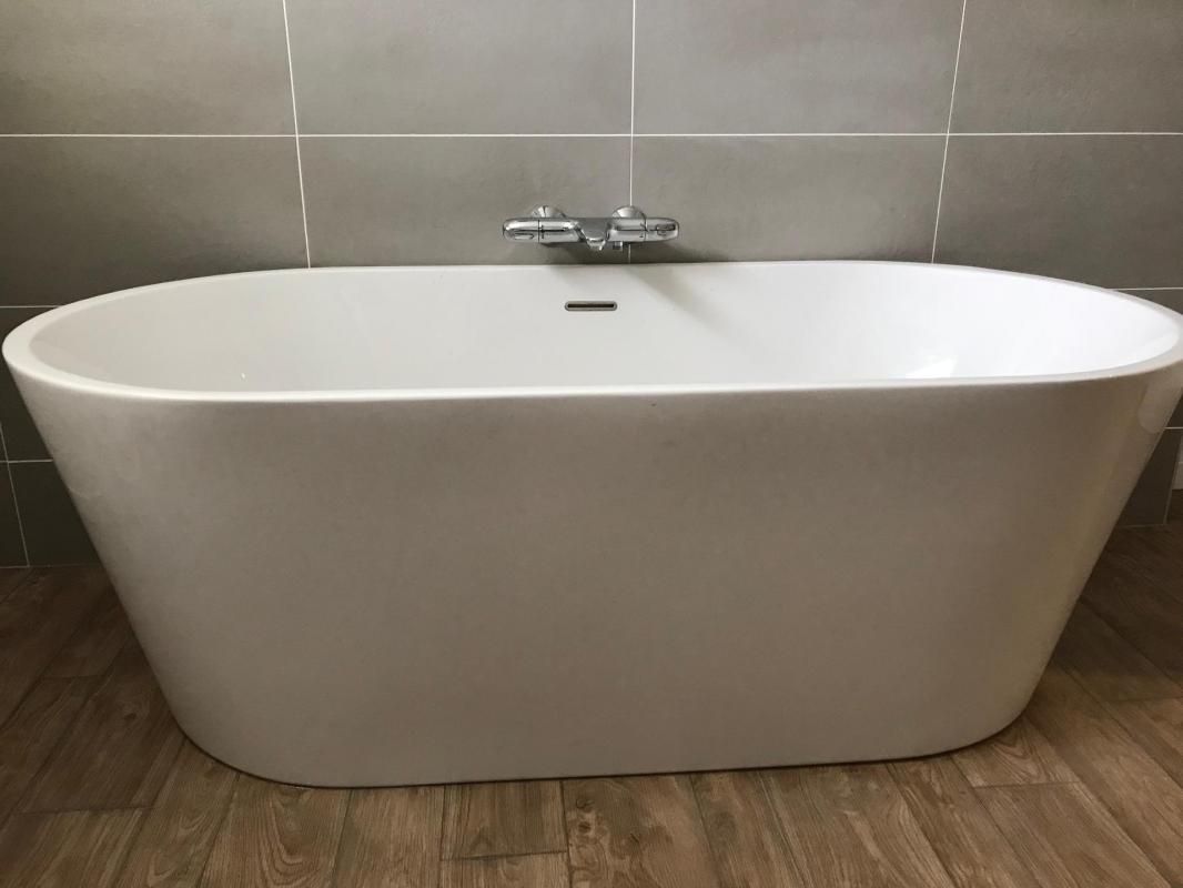 Installation d'une baignoire îlot