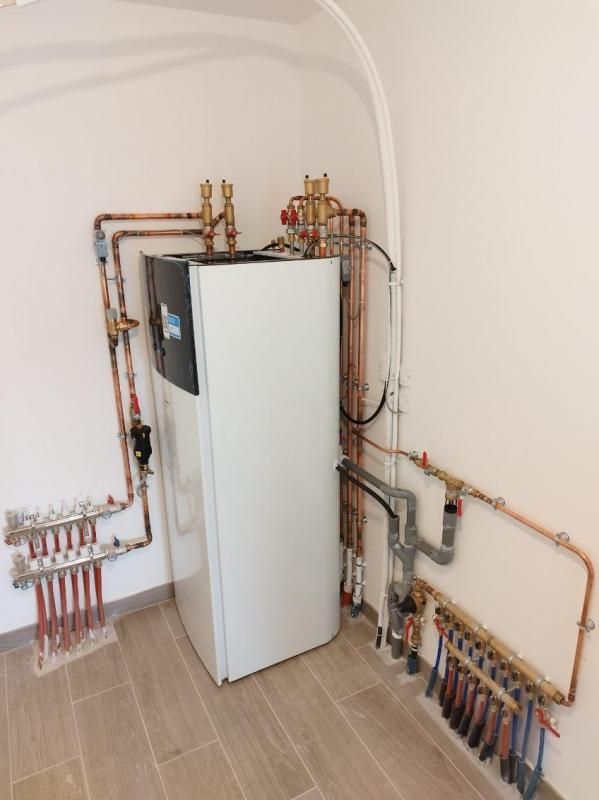 Pompe à chaleur et réseau de tuyauterie