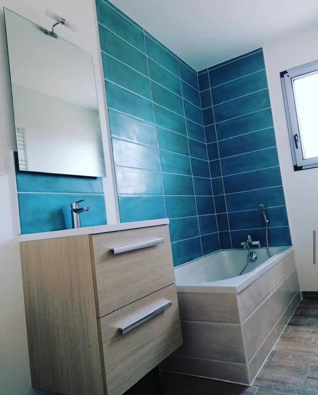 Salle de bains bois et carrelage bleu