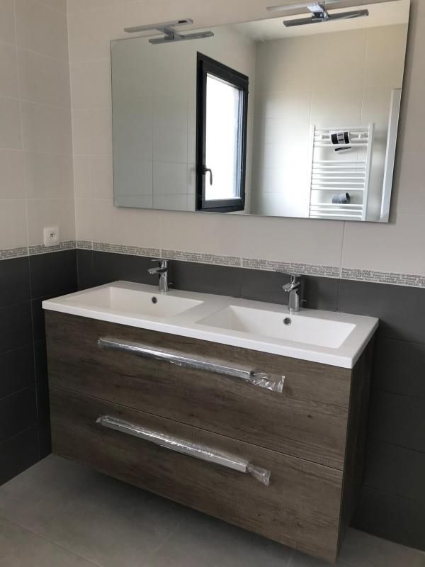 Salle de bains bois et carrelage noir/blanc