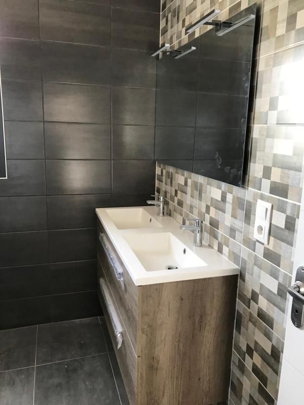 Double vasque blanche et meuble en bois