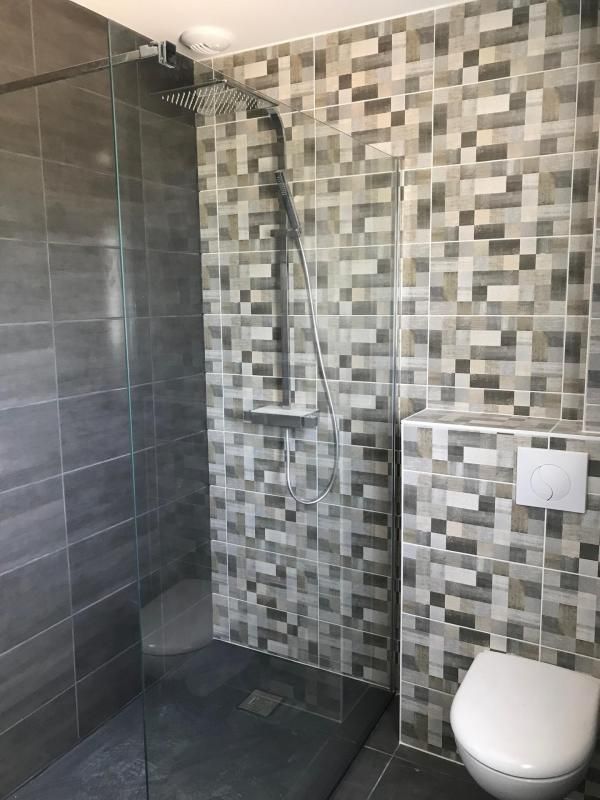 Douche à l'italienne et sanitaires rénovés