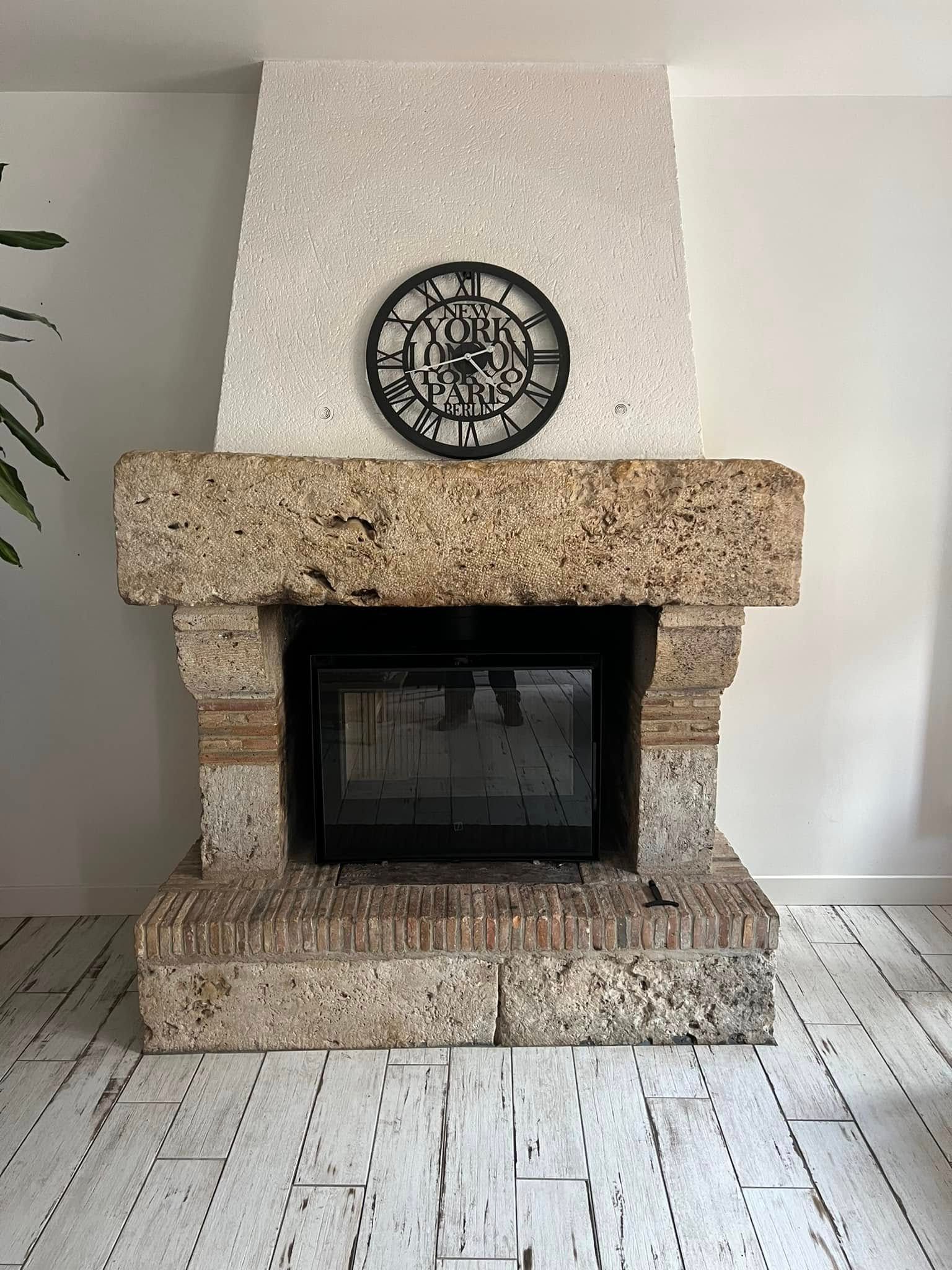 Insert dans une cheminée ancienne en pierre