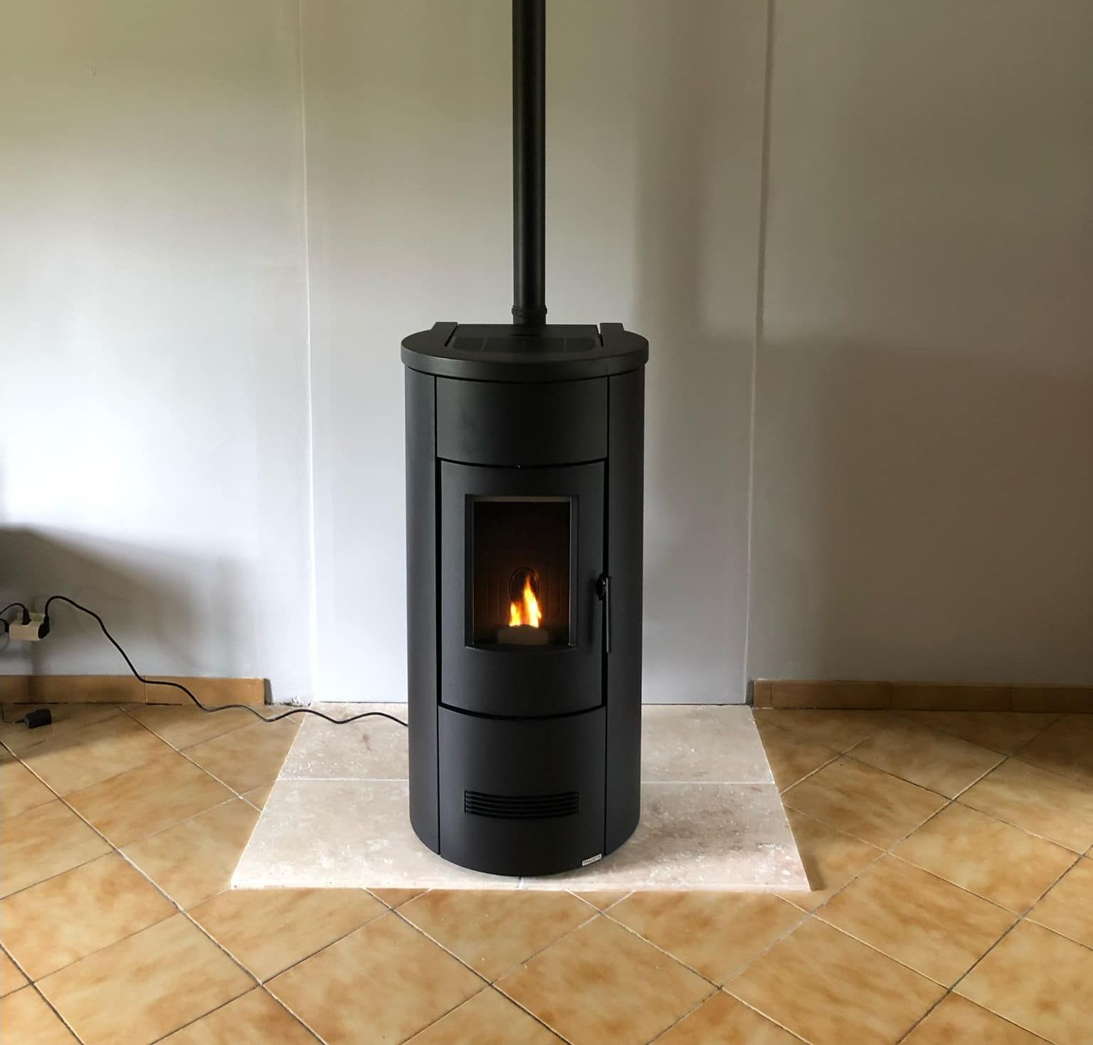 Installation d'un poêle à granulés noir
