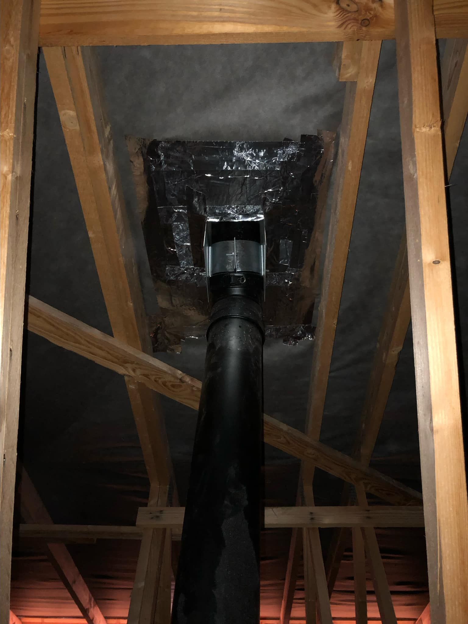 Conduit de poêle passant dans les combles