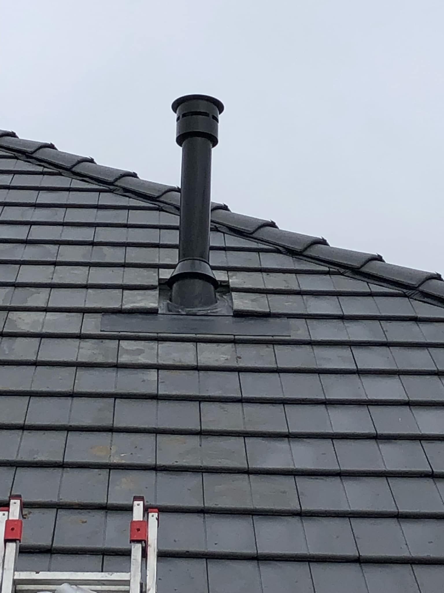 Sortie de tube de poêle sur une toiture