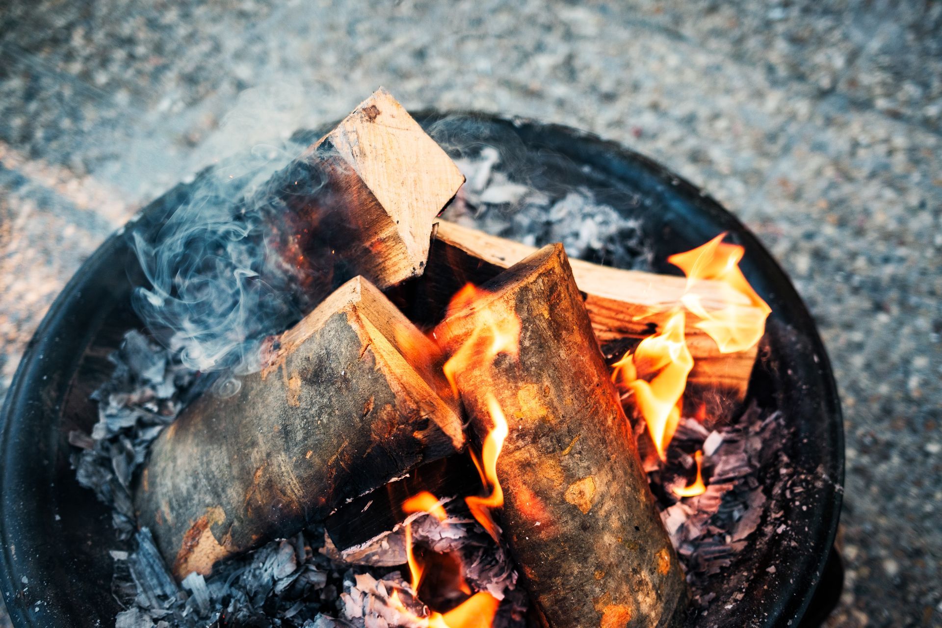 Bouts de bois dans un brasero