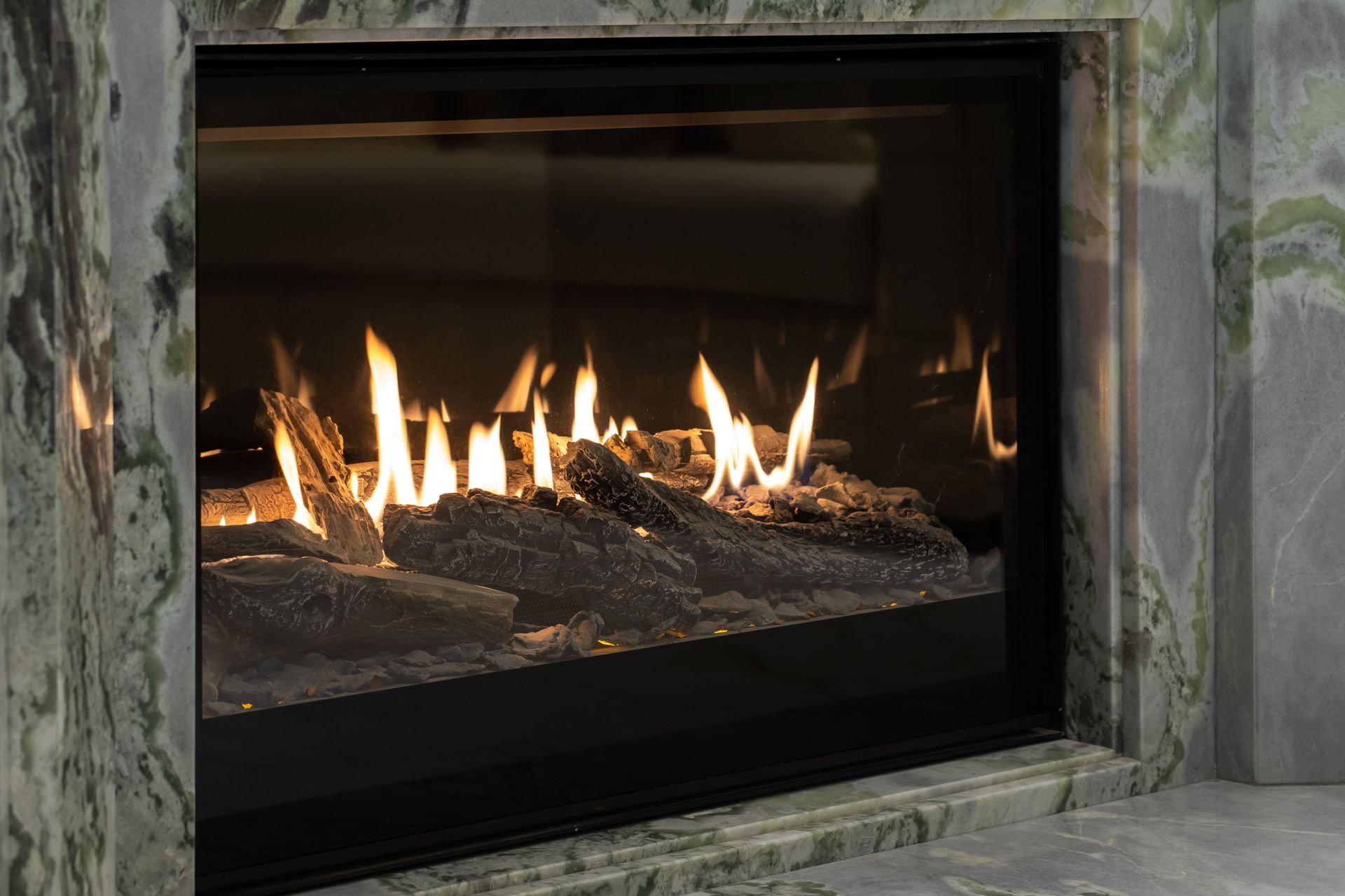 Cheminée à gaz dans une dalle de marbre