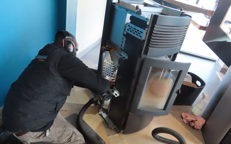 Technicien installant un tube de cheminée