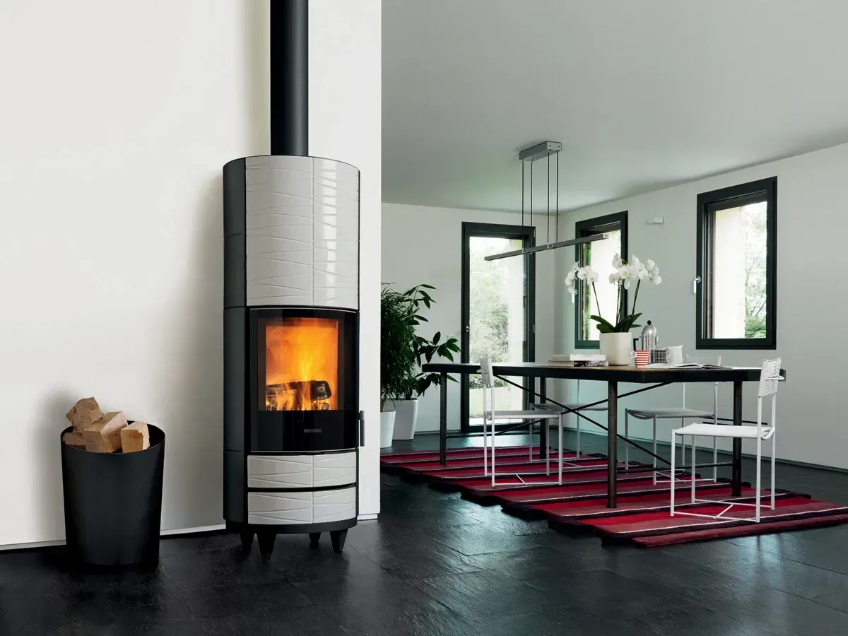 Poêle à bois sur du carrelage marron