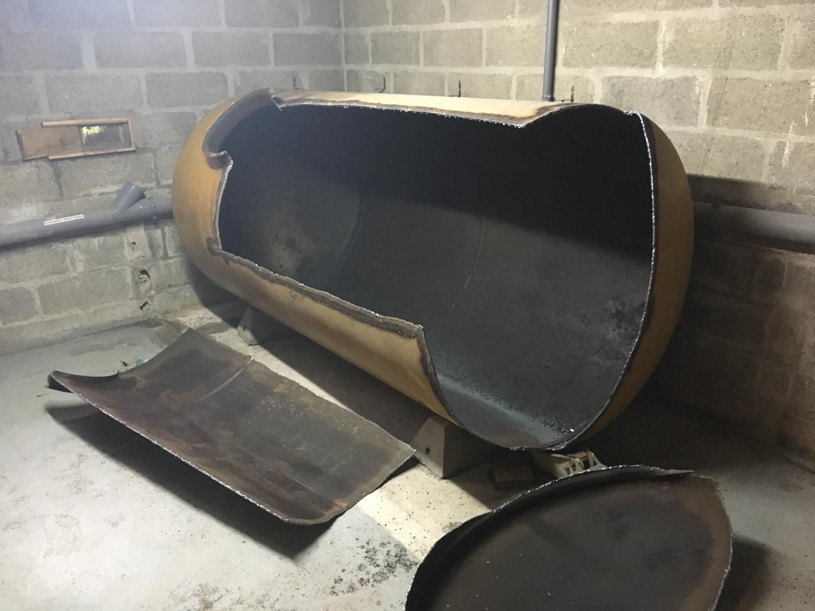 Découpe d'une cuve à fioul métallique pour neutralisation
