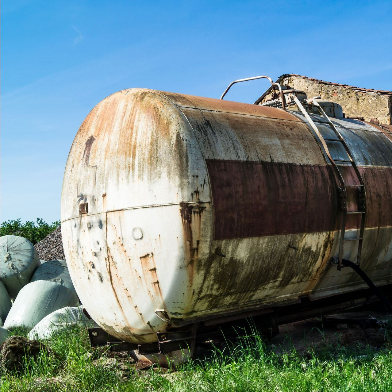 Vieille cuve posée dans l'herbe