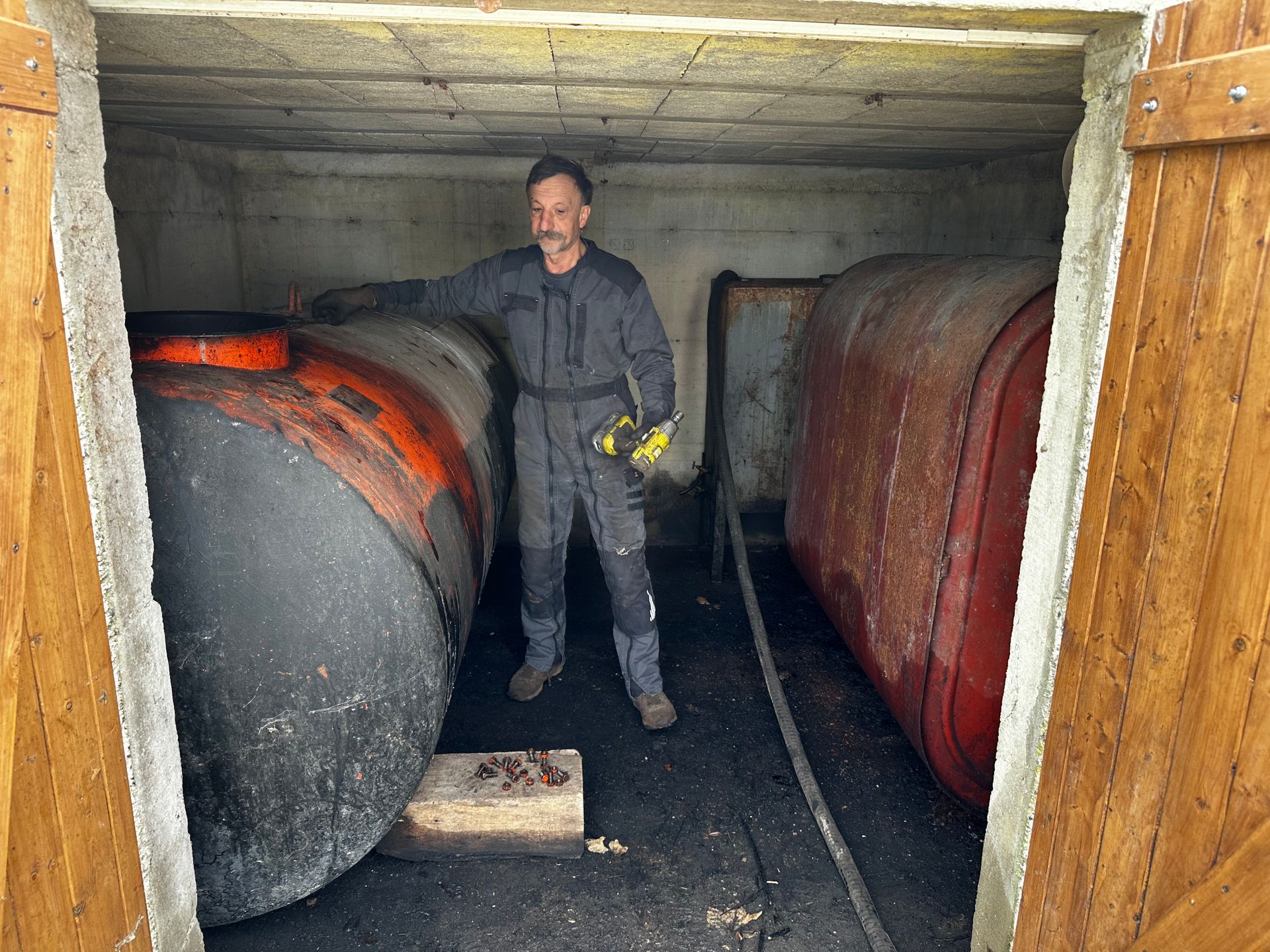 Technicien qui devisse une cuve