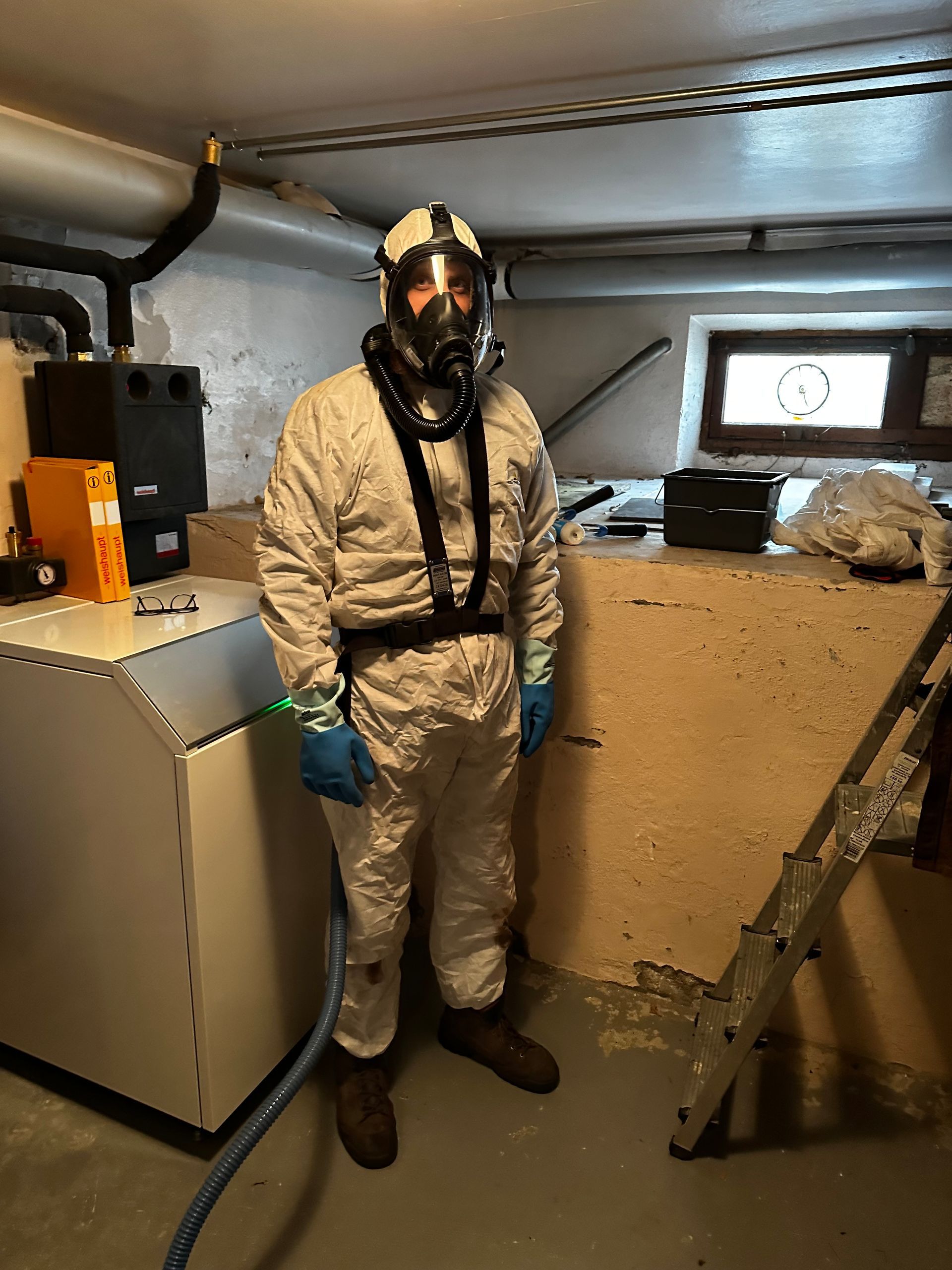 Spécialiste de PROCUVE posant avec sa combinaison de protection