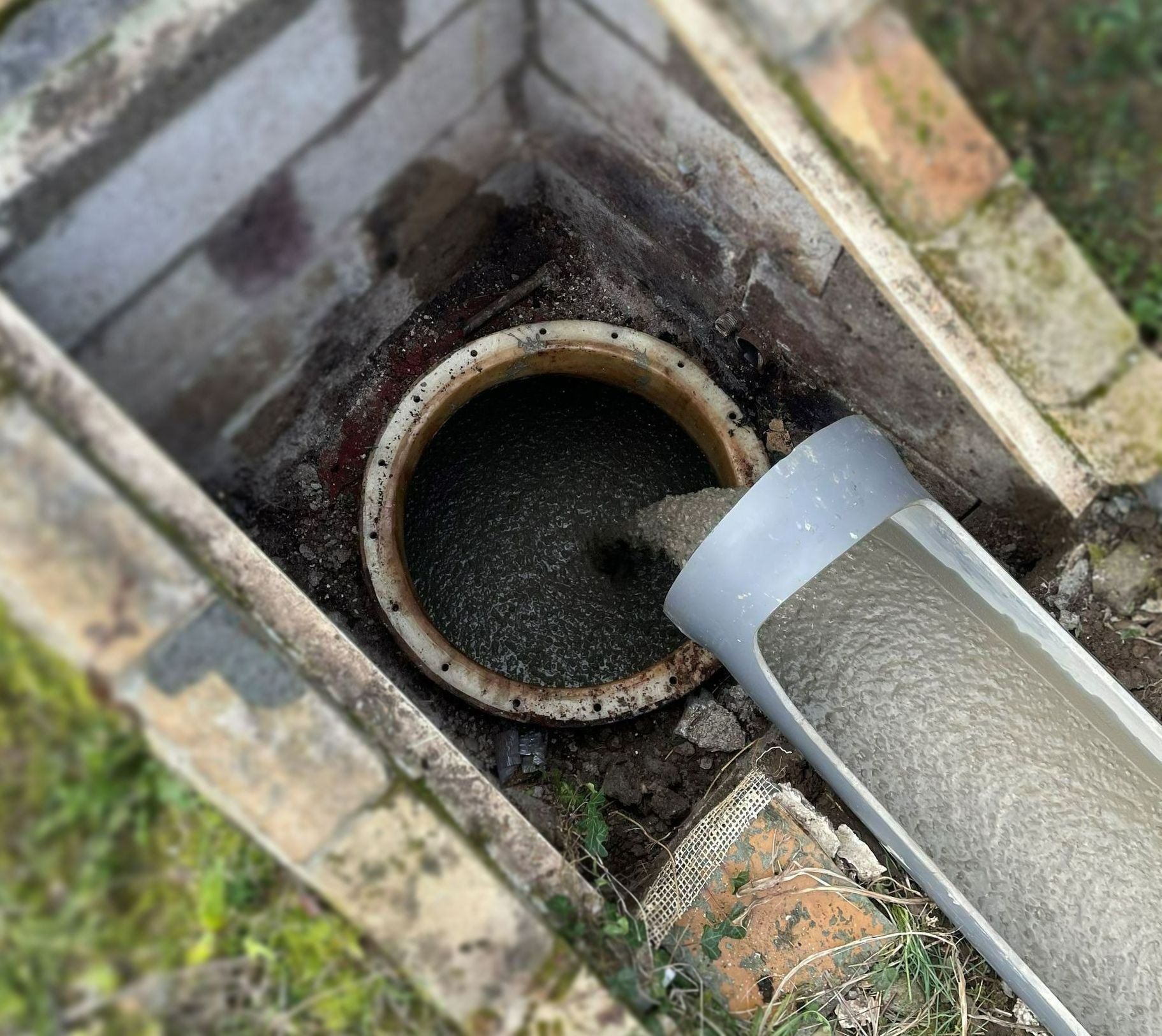 Spécialiste réalisant la neutralisation d'une cuve à fioul