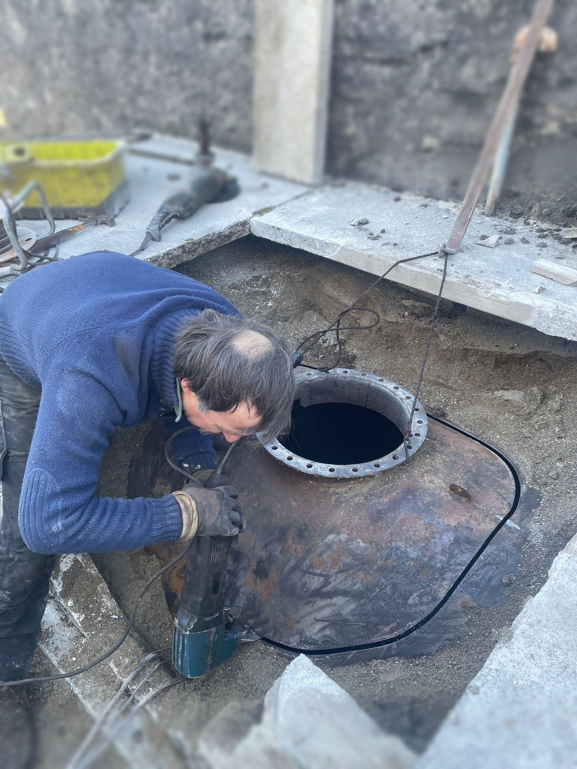 Homme réalisant la vidange de cuve à fioul