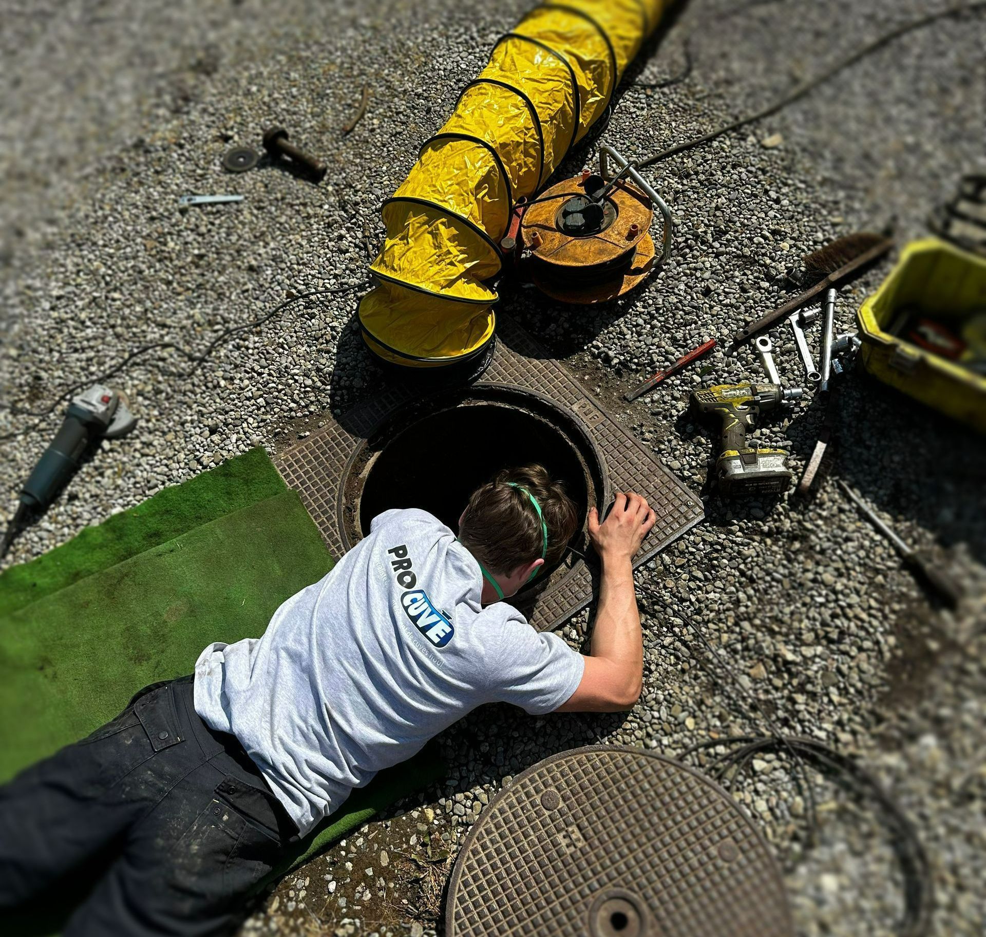 Spécialiste réalisant la vidange d'une cuve de fioul