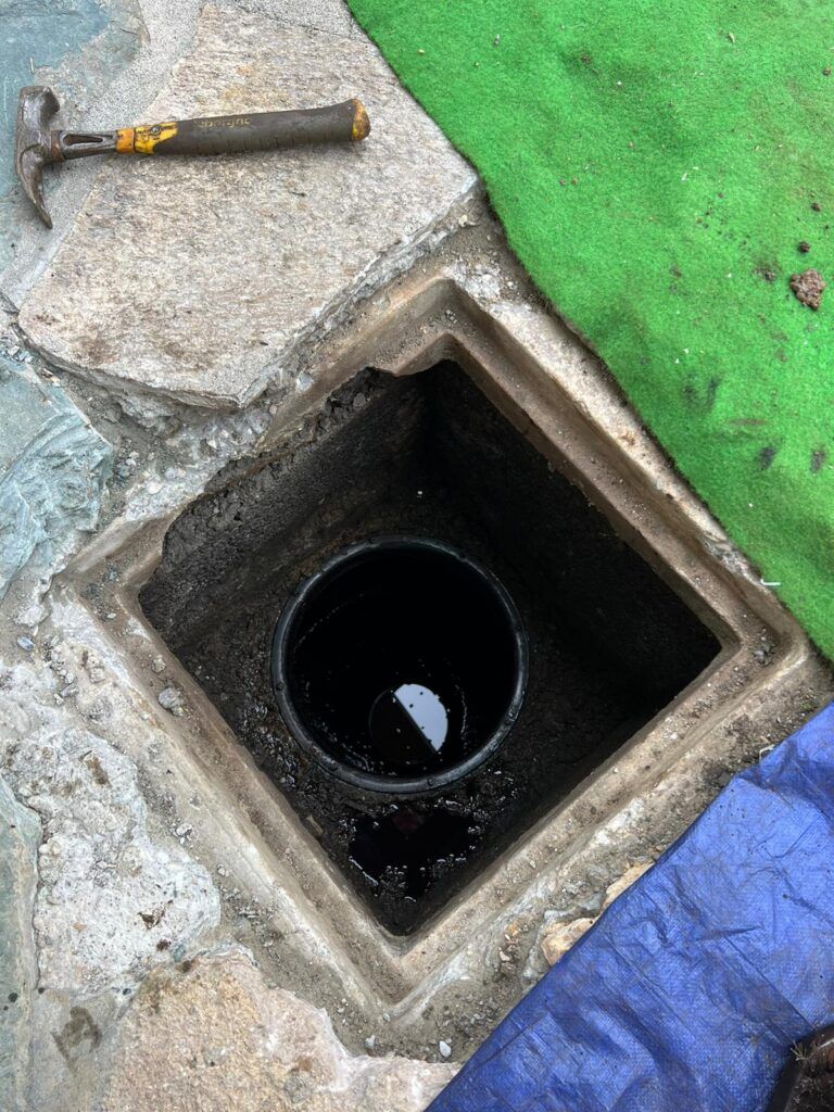 Photo du fond d'une cuve de fioul à l'extérieur