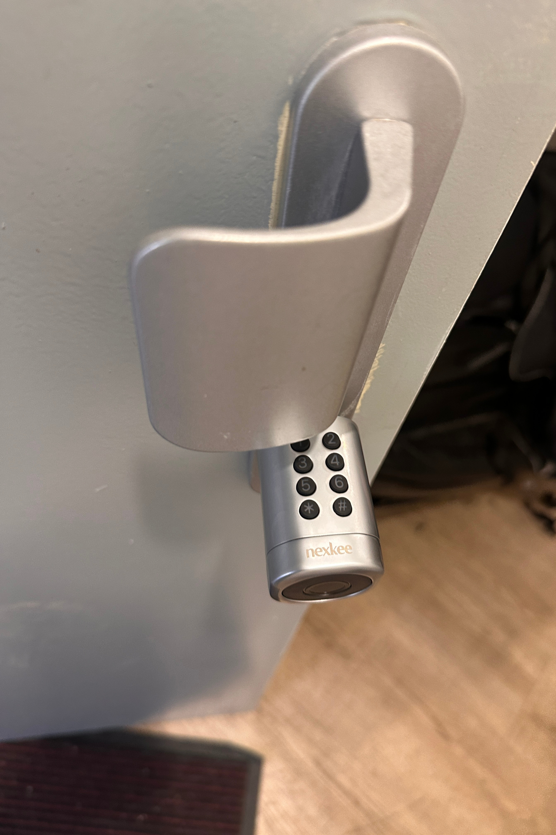 Poignée de coffre argentée avec clavier numérique.