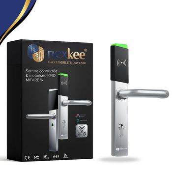 Boîtier et serrure de porte intelligente installée : argenté, avec RFID, boîtier noir, dessus vert/noir, poignée à levier.