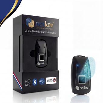 Clé biométrique Nextee noire dans son emballage, illustrée avec le lecteur d'empreintes digitales bleu. L'emballage comporte les icônes NFC et Bluetooth.
