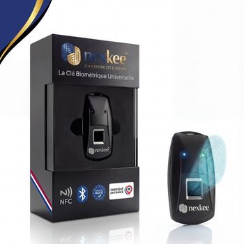 Clé biométrique Nextee noire dans son emballage, illustrée avec le lecteur d'empreintes digitales bleu. L'emballage comporte les icônes NFC et Bluetooth.