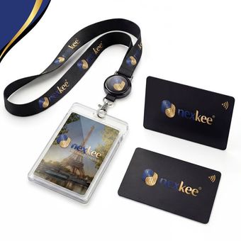 Lanière, porte-cartes et deux cartes noires avec le logo « nexkee », image de la Tour Eiffel dans le porte-cartes.