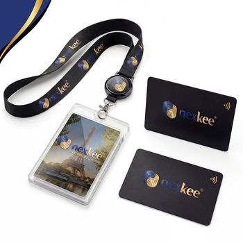 Lanière, porte-cartes et deux cartes noires avec le logo « nexkee », image de la Tour Eiffel dans le porte-cartes.