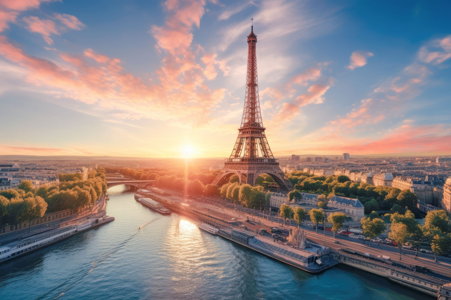Tour Eiffel au coucher du soleil, Paris. Soleil éclatant, ciel rose et bleu, Seine et bâtiments.
