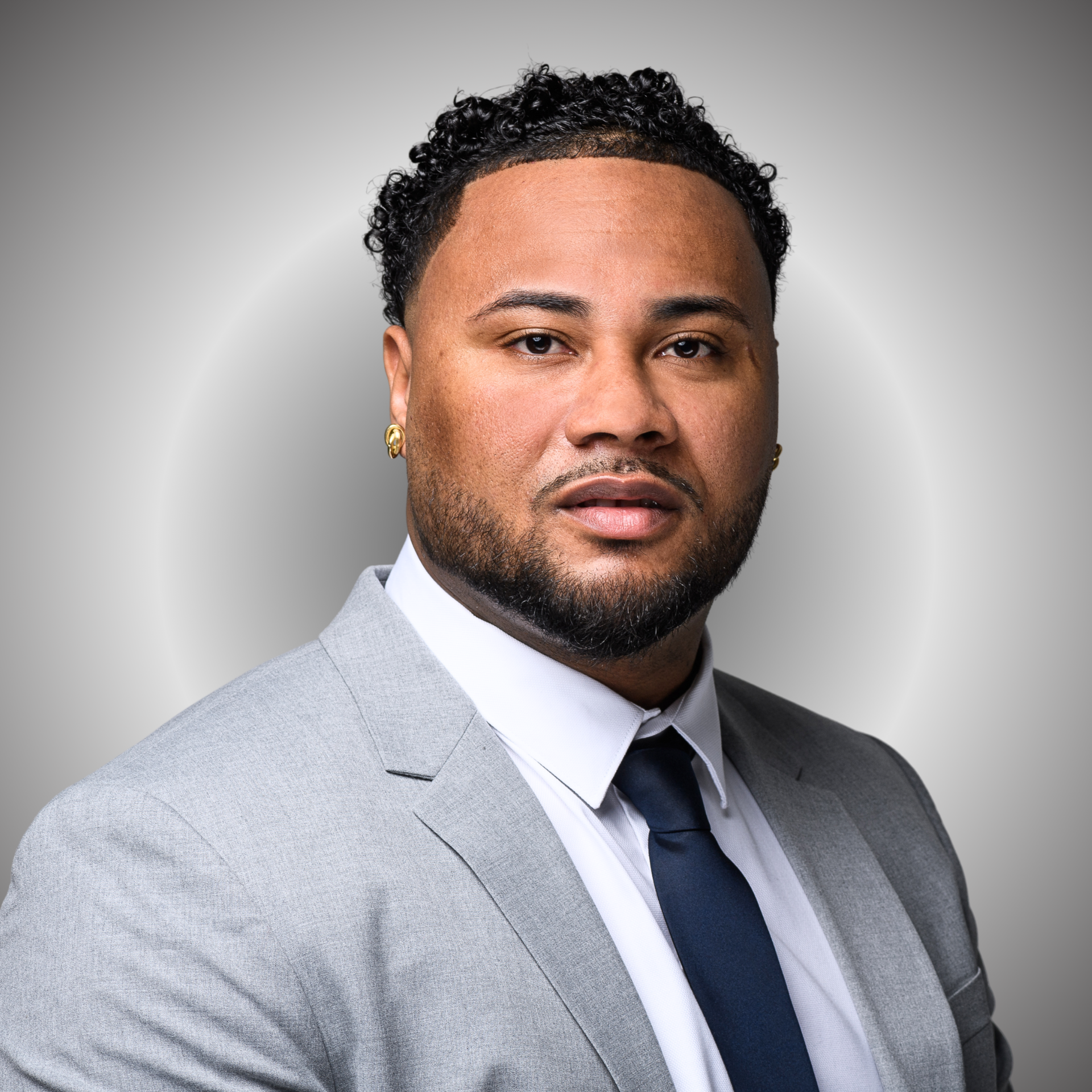 Homme en costume gris et cravate, regardant vers l'avant, portrait en studio.