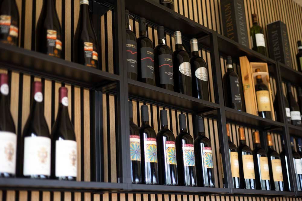 Ein Regal mit vielen Flaschen Wein.