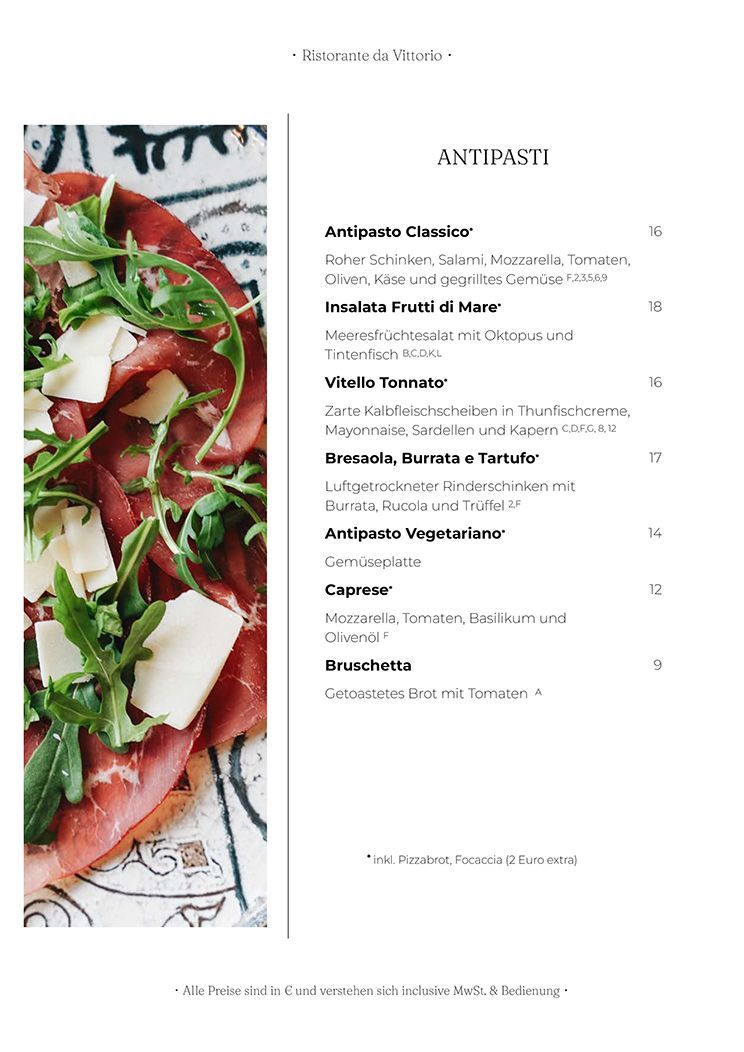 Menüseite mit Antipasti-Auswahl und einem teilweise sichtbaren Essensfoto auf der linken Seite.