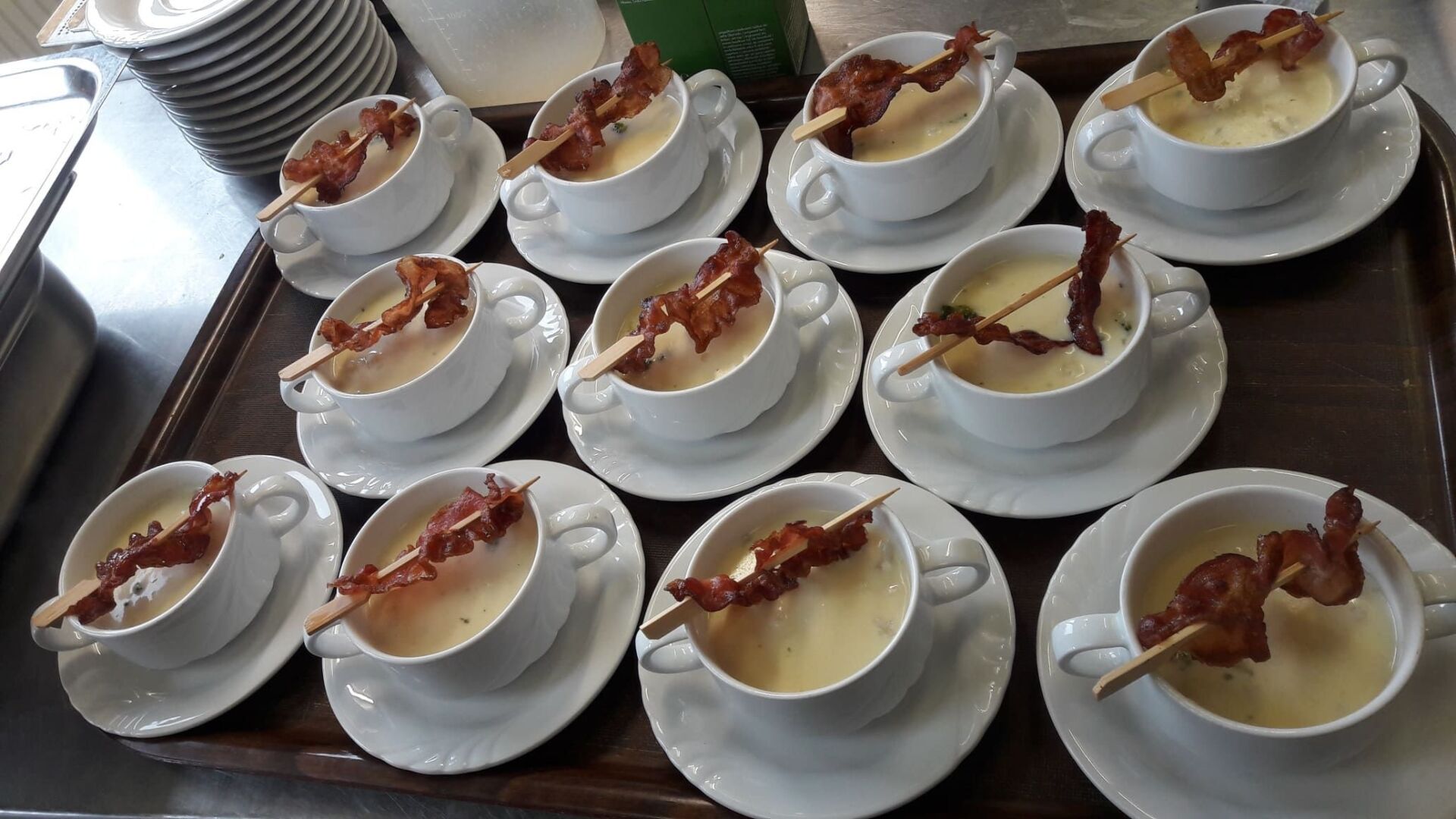 Angerichtete Suppenteller