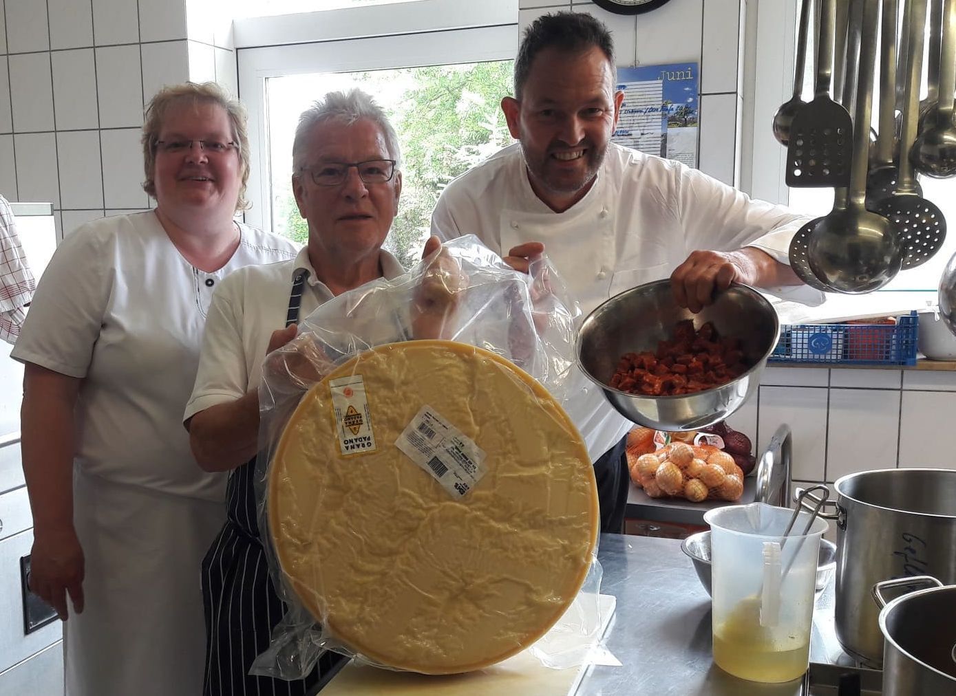 Das Fuhrmann Team bei der Essensvorbereitung