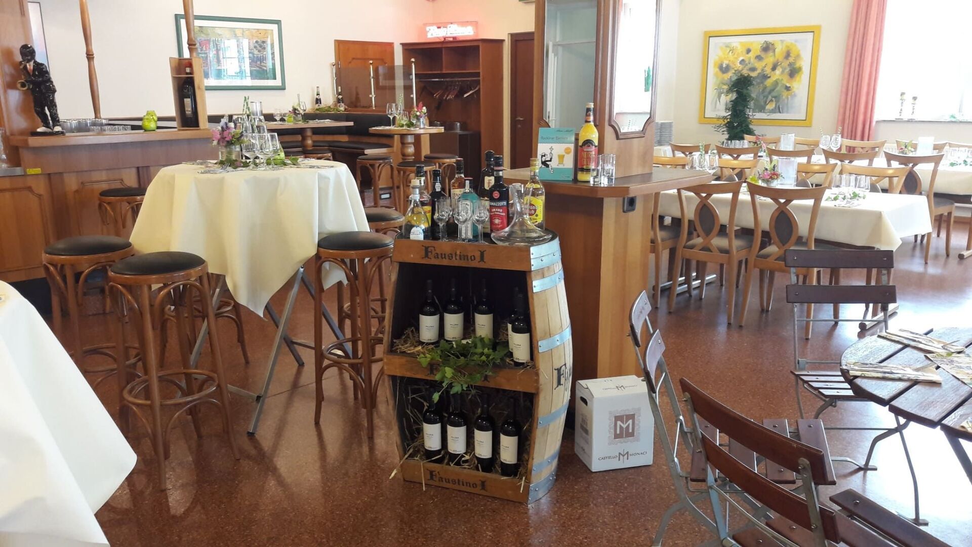 Offenes halbes Bierfass mit Regalbrettern zur Digestifdarstellung