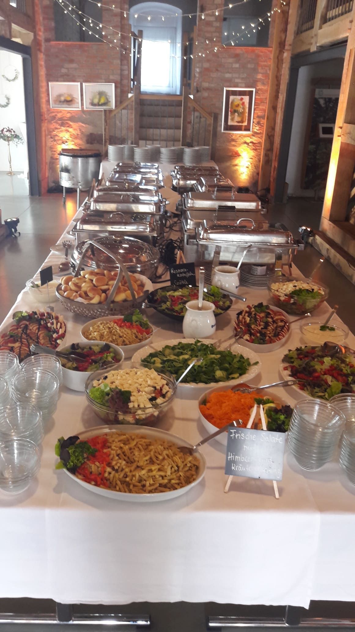 Buffet mit großer Auswahl an Speisen